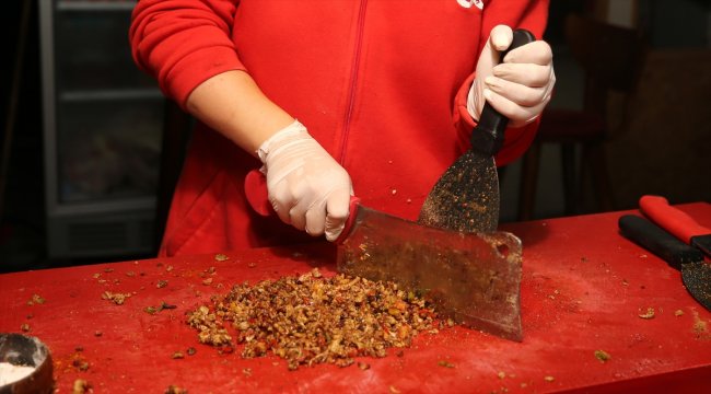 "Kokoreççi kız kardeşler"in lezzet mesaisi