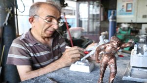 Mini madenci heykelleri "Remzi Usta"nın elinde şekilleniyor