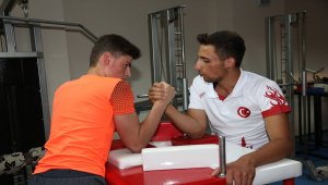 Öğrencileriyle Dünya Şampiyonası'na hazırlanıyor