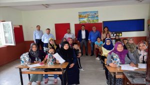 Okuma yazma öğrenen ev hanımlarına bitirme belgeleri verildi