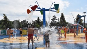 Ordu'da çocuklar su oyun parkında serinliyor