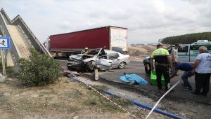 Otomobil üst geçidin ayağına çarptı: 1 ölü, 3 yaralı