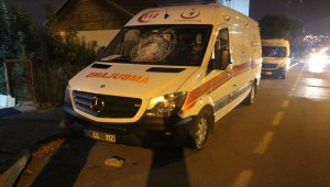 Park halindeki ambulansa taşlı saldırı