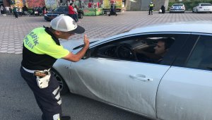 Polisten yorulan sürücülere çay ikramı