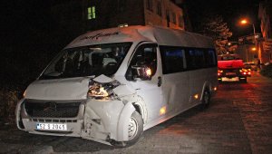 Samsun'da freni patlayan minibüs duvara çarptı: 15 yaralı
