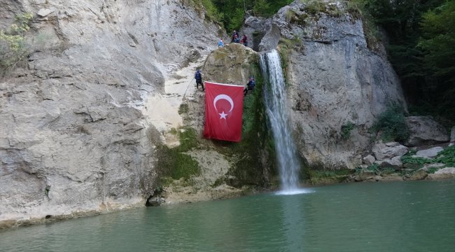 Şehit anne ve bebeğini anmak için kanyonda 4 kilometre yürüdüler