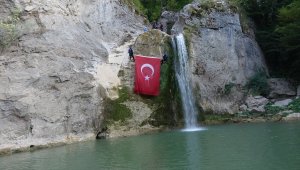 Şehit anne ve bebeğini anmak için kanyonda 4 kilometre yürüdüler