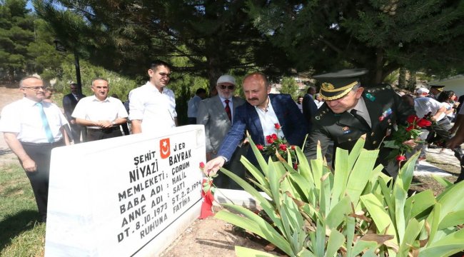 Şehitliklerde hüzünlü bayram