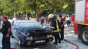 Seyir halindeki otomobil alev aldı