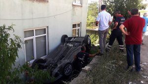 Sinop'ta otomobil apartmanın bahçesine devrildi