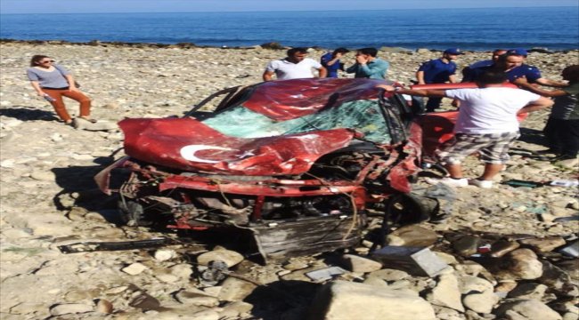 Sinop'ta otomobil şarampole devrildi: 2 ölü, 1 yaralı