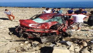 Sinop'ta otomobil şarampole devrildi: 2 ölü, 1 yaralı