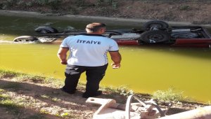 Sulama kanalına devrilen aracın sürücüsü öldü