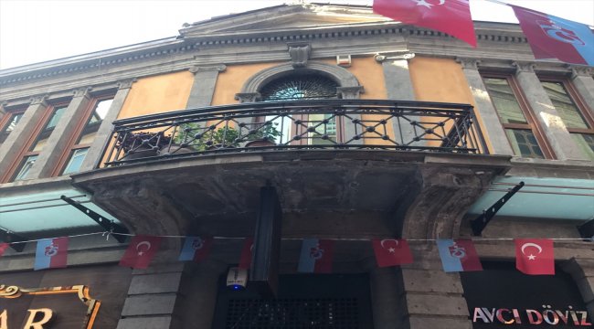 Trabzon'da tarihi binadan başına taş düşen Fransız kadın yaralandı
