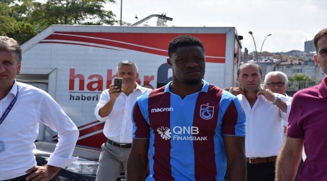 Trabzonspor'da Ekuban için imza töreni düzenlendi