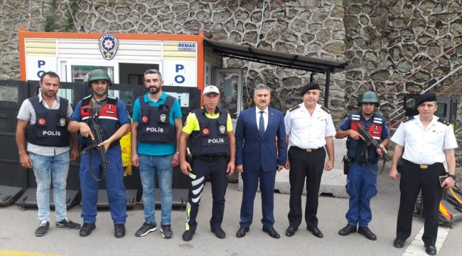 Trafik kontrolü yapan personele bayram kutlaması