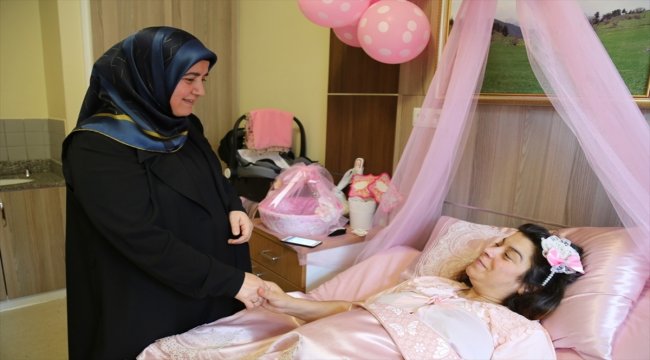 Vali Doğanay'ın eşi, bayram bebeklerini ziyaret etti