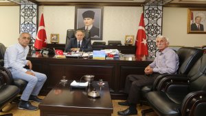 Vali Doğanay, muhtar ve köy sakiniyle bir araya geldi