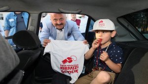 Vali Varol çocuklara "kırmızı düdük" dağıttı