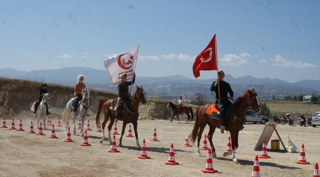Vezirköprü'de atlı okçuluk gösterisi gerçekleştirildi