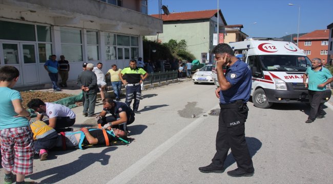 Yığılca'da patpat ile motosiklet çarpıştı: 2 yaralı