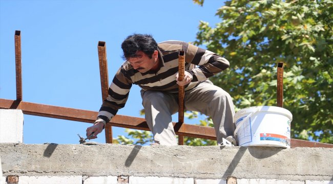 Yöneticisi olduğu okulun yemekhane inşaatında çalışıyor