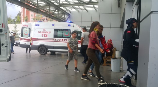 Zonguldak'ta tarım aracı devrildi: 5 yaralı
