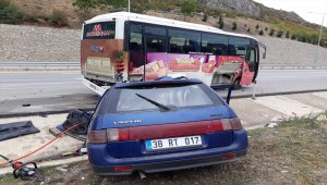 Amasya'da otomobil midibüse çarptı: 1 ölü, 1 yaralı
