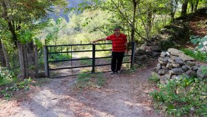 Anlaşmazlık yaşayan baba-oğulun arasına tel örgüler girdi