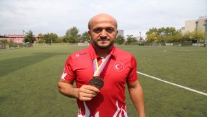 "Ay-yıldızlı bayrağımızı göndere çektirdiğim için gururluyum"