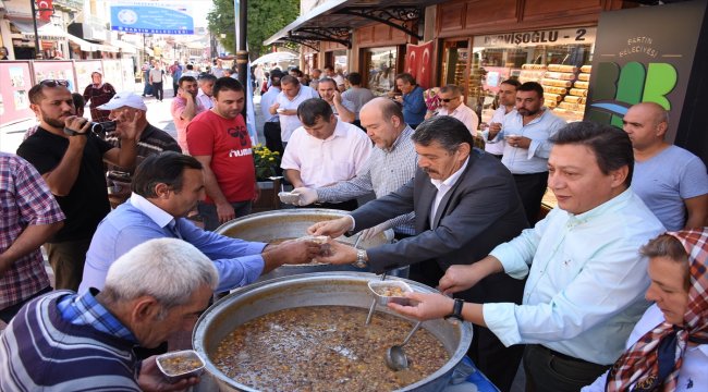 Bartın'da vatandaşlara aşure ikramı