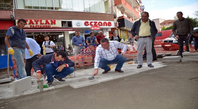 Başkan işçilerle parke taşı döşedi