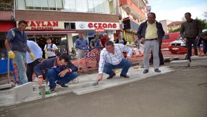 Başkan işçilerle parke taşı döşedi