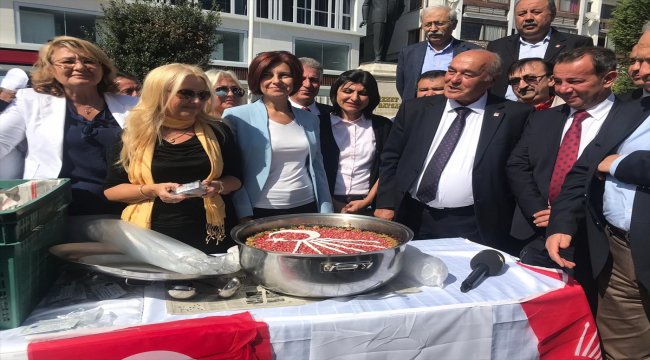 CHP milletvekillerinden aşure ikramı