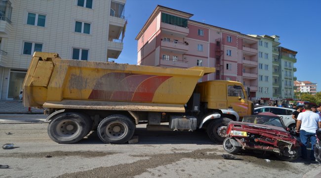 Çorum'da freni patlayan kamyon 12 araca çarparak durdu