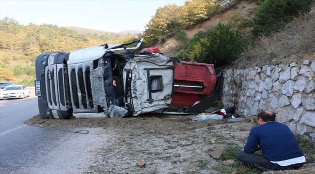 Devrilen tırın sürücüsü hayatını kaybetti
