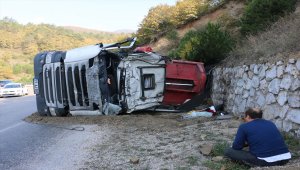 Devrilen tırın sürücüsü hayatını kaybetti