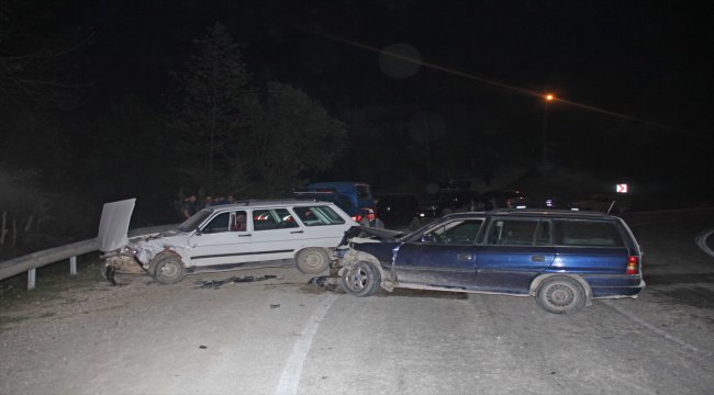 Düzce'de iki otomobil çarpıştı: 3 yaralı