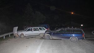 Düzce'de iki otomobil çarpıştı: 3 yaralı