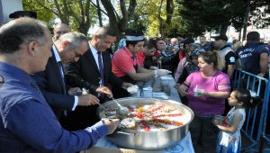 Ereğli Belediyesi aşure dağıttı
