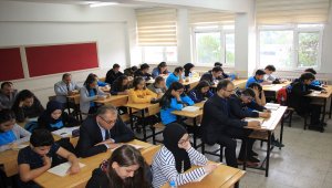 Havza protokolü öğrencilerle kitap okudu