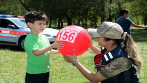 Jandarma çocukları sevindirdi