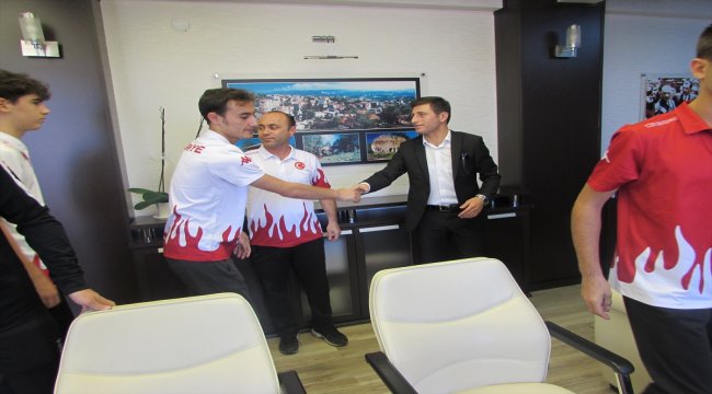 Kavak Kaymakamı Onay, başarılı sporcuları ağırladı