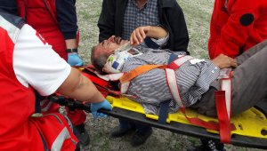 Kayalıklardan düşen çobanı AFAD kurtardı