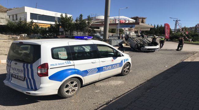 Kaza yaptıkları kiralık aracı bırakıp kaçtılar