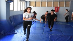 Kız güreş takımını kurmaya çalışıyorlar