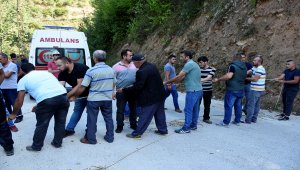Minibüs uçuruma yuvarlandı: 3 ölü, 3 yaralı
