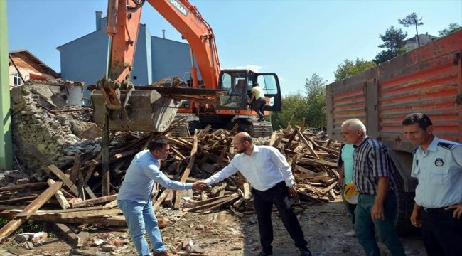 Niksar'da 20 yıldır yıkılamayan bina yıkıldı