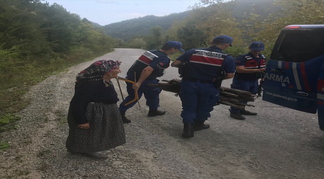 Odun taşıyan yaşlı kadına jandarmadan şefkat eli