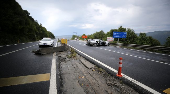 Otomobil beton bariyere çarptı: 4 yaralı